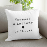 Gepersonaliseerde namen en datum bruiloft Jubileum Kussen<br><div class="desc">Creëer uw eigen aangepaste huwelijksverjaardag cadeau met gepersonaliseerde namen en datum in typemachine typografie.</div>