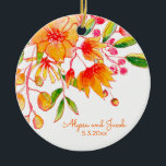 Gepersonaliseerde namen Sinaasappel Bloemen Trouwd Keramisch Ornament<br><div class="desc">Vier een speciale trouwdag met dit gepersonaliseerde keramische ornament met een prachtig oranje bloemontwerp en aangepaste namen met de trouwdatum. Perfect als aandenken voor pasgetrouwden of als een doordacht geschenk voor een paar, dit ornament voegt een vleugje elegantie en sentiment toe aan het vakantiedecor. Of het nu op een kerstboom...</div>