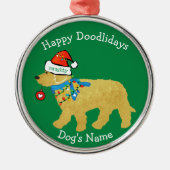 Gepersonaliseerde Naughty Kerstmis Goldendoodle Metalen Ornament (Voorkant)