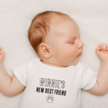 Gepersonaliseerde Nieuwe Beste Vriend Hondennaam D<br><div class="desc">Introduceer de nieuwe beste vriend van je kleintje met dit gepersonaliseerde baby-T-shirt! Dit schattige shirt, met de uitdrukking 'New Best Friend' naast de naam van uw huisdier, is ideaal voor gezinnen met een geliefde hond of andere huisdieren. Ideaal voor hondenliefhebbers en nieuwe ouders, dit op maat gemaakte baby shirt met...</div>