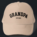 Gepersonaliseerde Nieuwe Opa Est Datum Vaderdag Trucker Pet<br><div class="desc">Deze gepersonaliseerde opa "Est. Jaar" pet is het perfecte cadeau om een nieuwe of doorgewinterde grootouder te vieren! Met een klassiek, gestructureerd ontwerp met gedurfde zwarte letters in een collegiale stijl, toont dit pet trots "GRANDPA" naast een aanpasbare "Est. Jaar" detail om te markeren wanneer de grootouderschapsreis begon. De neutrale...</div>
