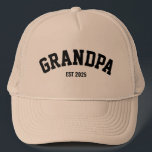 Gepersonaliseerde Nieuwe Opa Est Datum Vaderdag Trucker Pet<br><div class="desc">Deze gepersonaliseerde opa "Est. Jaar" pet is het perfecte cadeau om een nieuwe of doorgewinterde grootouder te vieren! Met een klassiek, gestructureerd ontwerp met gedurfde zwarte letters in een collegiale stijl, toont dit pet trots "GRANDPA" naast een aanpasbare "Est. Jaar" detail om te markeren wanneer de grootouderschapsreis begon. De neutrale...</div>