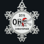 Gepersonaliseerde OBX schedel Crossbones Pirate Tin Sneeuwvlok Ornament<br><div class="desc">Gepersonaliseerd De OBX schedel en Crossbones Pirate Outer Banks NC Kerstversiering. *</div>