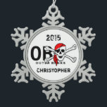 Gepersonaliseerde OBX schedel Crossbones Pirate Tin Sneeuwvlok Ornament<br><div class="desc">Gepersonaliseerd De OBX schedel en Crossbones Pirate Outer Banks NC Kerstversiering. *</div>
