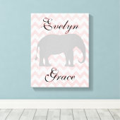 Gepersonaliseerde Olifant Chevron Baby Meisje Kwek Canvas Afdruk (Insitu (Houten vloer))