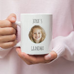 Gepersonaliseerde oma cadeau | Aangepast kleinkind Koffiemok<br><div class="desc">Verras oma met een oprecht persoonlijk geschenk met de gezichtsfoto van haar kleinkind! Deze unieke souvenir is ideaal voor verjaardagen, feestdagen of gewoon om te shows hoeveel je om je geeft. Creëer is een attent en sentimenteel geschenk dat haar liefde voor familie viert en elk moment onvergetelijk maakt. Pas je...</div>