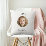 Gepersonaliseerde oma cadeau | Aangepast kleinkind Kussen<br><div class="desc">Verras oma met een oprecht persoonlijk kussen met de gezichtsfoto van haar kleinkind! Dit gezellige en sentimentele cadeau is ideaal voor verjaardagen, feestdagen of gewoon omdat. Een unieke herinnering die liefde en comfort combineert, het is een doordachte manier om gekoesterde herinneringen te vieren. Pas nu aan creëer een uniek cadeau...</div>