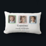 Gepersonaliseerde oma foto | Aangepast cadeau Kussen<br><div class="desc">Vier oma met een geschenk dat ze voor altijd zal koesteren! Dit gepersonaliseerde lumbale fotokussen heeft drie ingelijste fotoslots met zachte pastelranden en de oprechte boodschap "Oma, je bent onze favoriet." Voeg foto's van uw kinderen of kleinkinderen toe voor een echt zinvolle en gezellige herinnering. Perfect voor verjaardagen, moederdag, grootouderdag...</div>