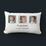 Gepersonaliseerde oma foto | Aangepast cadeau Kussen<br><div class="desc">Vier oma met een geschenk dat ze voor altijd zal koesteren! Dit gepersonaliseerde lumbale fotokussen heeft drie ingelijste fotoslots met zachte pastelranden en de oprechte boodschap "Oma, je bent onze favoriet." Voeg foto's van uw kinderen of kleinkinderen toe voor een echt zinvolle en gezellige herinnering. Perfect voor verjaardagen, moederdag, grootouderdag...</div>