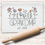 Gepersonaliseerde oma Wildflower Theedoek<br><div class="desc">Een persoonlijk cadeau voor de oma die graag bakt</div>