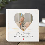 Gepersonaliseerde opa foto | Beste opa ooit Houten Kist Print<br><div class="desc">Vier je geweldige opa met dit oprechte houten kistje op maat! Met een gekoesterde foto in een hartvormig lijst en de quote Best Grandpa Ever, voegt dit noodlijdende witte houtontwerp warmte en liefde toe aan elke plank, bureau of schoorsteenmantel. Perfect als een vaderdag cadeau, verjaardagsverrassing of een alledaagse blijk van...</div>