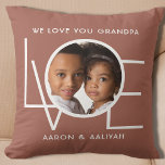 Gepersonaliseerde opa foto kussen<br><div class="desc">Dit We Love You Opa Photo Pillow is versierd met het woord LOVE in witte typografie op een bruine achtergrond. Gemakkelijk aan te passen met uw foto en naam. Perfect als een cadeau van een opa.</div>