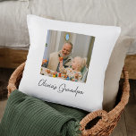 Gepersonaliseerde Opa Fotocadeau Kussen<br><div class="desc">Voeg warmte toe aan opa's favoriete stoel met dit aangepaste kussen voor het gooien van foto's. Met een gekoesterde foto en de zoete personalisatie "Olivia's Opa", maakt dit kussen een betekenisvol geschenk voor Vaderdag, verjaardagen, of gewoon om te zeggen "Ik hou van je." Zacht, stijlvol en oprecht - het is...</div>