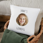 Gepersonaliseerde opa Gift | Aangepast kleinkind g Kussen<br><div class="desc">Geef opa een gezellig en oprecht cadeau met dit gepersonaliseerde kussen met de gezichtsfoto van zijn kleinkind! Perfect voor verjaardagen, feestdagen of speciale gelegenheden, dit kussen op maat is een betekenisvolle aandenken die troost en liefde combineert. Vier gekoesterde herinneringen met een uniek geschenk dat opa jarenlang zal koesteren. Pas nu...</div>