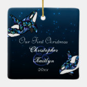Gepersonaliseerde Orca walvissen Onze eerste Kerst Keramisch Ornament (Achterkant)