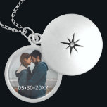 Gepersonaliseerde paar foto met datum locket ketting<br><div class="desc">Met dit souvenirlocket kunt u het personaliseren met een foto en met een datum. Als u de lettertypestijl wilt wijzigen,  gebruikt u het gereedschap Aanpassen verder. Laat het me weten als u hulp nodig hebt. Een prachtig verjaardagscadeau.</div>
