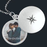 Gepersonaliseerde paar foto met datum locket ketting<br><div class="desc">Met dit souvenirlocket kunt u het personaliseren met een foto en met een datum. Als u de lettertypestijl wilt wijzigen,  gebruikt u het gereedschap Aanpassen verder. Laat het me weten als u hulp nodig hebt. Een prachtig verjaardagscadeau.</div>