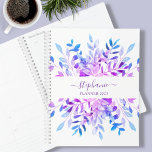 Gepersonaliseerde Paarse Botanische Planner<br><div class="desc">Deze moderne bloemplanner is versierd met waterverf bladeren in paarse en blauwe tinten. Gemakkelijk aan te passen met het jaar, jouw naam of monogram. Gebruik het ontwerpgereedschap om de tekstgrootte, -stijl of -kleur te wijzigen. Als we creëer ons kunstwerk zullen je dit exacte afbeelding van andere ontwerpers niet vinden. Originele...</div>