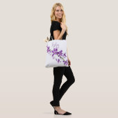 Gepersonaliseerde paarse dendrobium orchidee kunst tote bag (Op model)