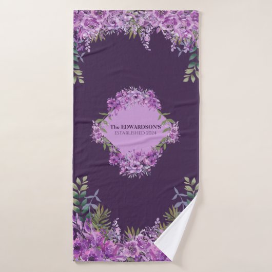 Gepersonaliseerde Paarse en aubergine bloemenhandd Bad Handdoek (Badhanddoek)