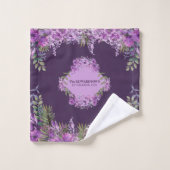 Gepersonaliseerde Paarse en aubergine bloemenhandd Bad Handdoek (Wasdoekje)