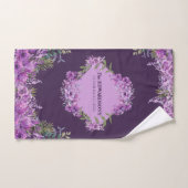 Gepersonaliseerde Paarse en aubergine bloemenhandd Bad Handdoek (Handdoek)