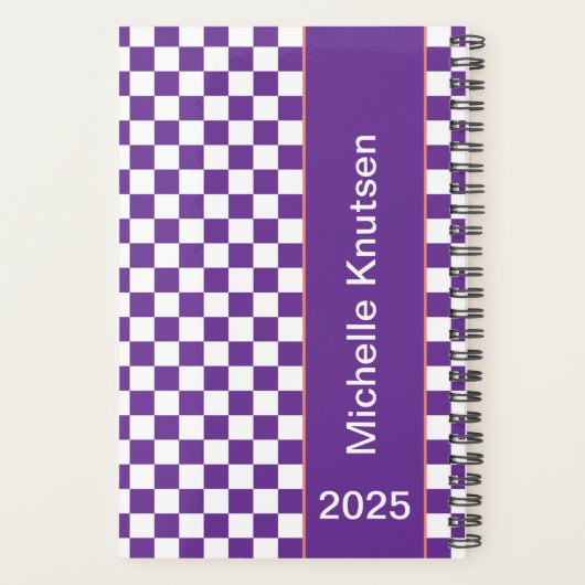 Gepersonaliseerde paarse en witte geruit 2025 planner (Achterkant)