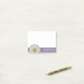 Gepersonaliseerde Paarse & Gele Daisy Post-it Note (Op bureau)