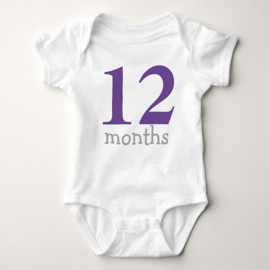 Gepersonaliseerde Paarse maandelijkse Baby Romper (Voorkant)
