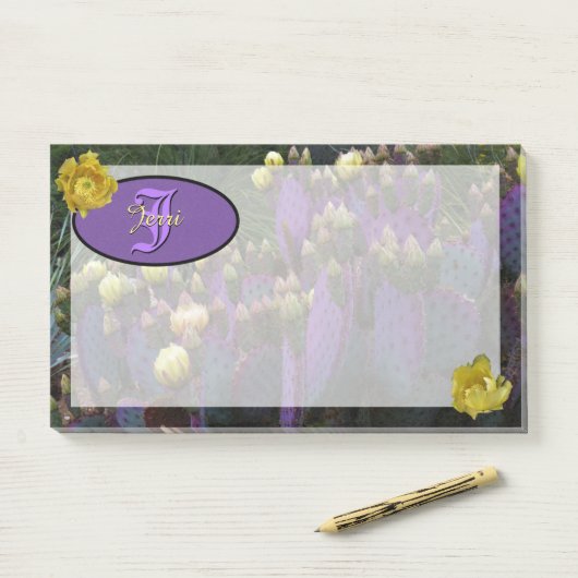 Gepersonaliseerde Paarse monogram Cactus Yellow Fl Post-it® Notes (Op bureau)
