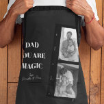 Gepersonaliseerde 'Papa je bent magisch' Twee vade Schort<br><div class="desc">Vier de magie van het vaderschap met ons gepersonaliseerde 'Dad You Are Magic'-schort! Dit unieke ontwerp heeft een stijlvolle zwarte achtergrond, een gekoesterde foto van twee vaders en de oprechte boodschap 'Dad You Are Magic'. Voeg een speciaal tintje toe door het aan te passen met de namen van uw kinderen....</div>