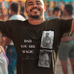 Gepersonaliseerde 'Papa je bent magisch' Twee vade T-shirt<br><div class="desc">Vier de magie van het vaderschap met ons gepersonaliseerde 'Dad You Are Magic' mannen-T-shirt! Dit unieke ontwerp heeft een stijlvolle zwarte achtergrond, een gekoesterde foto van twee vaders en de oprechte boodschap 'Dad You Are Magic'. Voeg een speciaal tintje toe door het aan te passen met de namen van uw...</div>