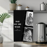 Gepersonaliseerde 'Papa je bent magisch' Twee vade Theedoek<br><div class="desc">Verlicht de keuken met onze gepersonaliseerde 'Dad You Are Magic' keukenhanddoeken! Dit unieke ontwerp heeft een stijlvolle zwarte achtergrond, een gekoesterde foto van twee vaders en de oprechte boodschap 'Dad You Are Magic'. Voeg een speciaal tintje toe door het aan te passen met de namen van uw kinderen. Deze hoogwaardige...</div>