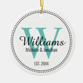 Gepersonaliseerde Pas getrouwd van Monogram Blauwg Keramisch Ornament (Voorkant)