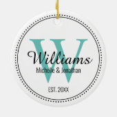 Gepersonaliseerde Pas getrouwd van Monogram Blauwg Keramisch Ornament (Achterkant)