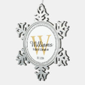 Gepersonaliseerde Pas getrouwd voor monogram Gold Tin Sneeuwvlok Ornament (Rechts)