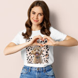 Gepersonaliseerde Pastel Roze met Hond Foto en Naa T-shirt<br><div class="desc">Show uw liefde voor uw harige vriend met onze gepersonaliseerde Pastel Pink Dog Photo T-Shirt! Dit T-shirt met korte mouwen voor dames heeft een zachte pastelroze achtergrond, aangepast met een foto van uw geliefde hond en hun naam. Dit T-shirt is ideaal voor casual draag en combineert comfort en stijl, waardoor...</div>