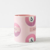 Gepersonaliseerde pastel roze nummer 5 biljartbal tweekleurige koffiemok (Center)