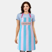 Gepersonaliseerde pastelroze en blauwe gestreepte schort (Gedragen)