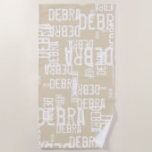 Gepersonaliseerde patroon typografie namen op beig strandlaken (Voorkant)