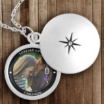 Gepersonaliseerde Pet Foto Paard Equestrian Naam S Locket Ketting<br><div class="desc">Uw aangepaste naam en bijschrift in minimale moderne typografie rond een favoriete foto van uw geliefde paard. Dit ketting zal de komende jaren een perfecte herinnering blijven.</div>