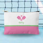 Gepersonaliseerde Pickleball Gift Preppy Pink Gree Etui<br><div class="desc">Deze super schattige accessoirezak is voorzien van gekruiste Pickleball Paddles,  een bal en je aangepaste tekst. Perfect voor make-up,  toiletartikelen,  sieraden en pickleball benodigdheden. Verander eenvoudig de kleuren op maat van uw stijl. Maakt een geweldige cadeau voor je pickleball bestie,  coach,  moeder en natuurlijk jezelf!</div>
