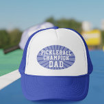 Gepersonaliseerde pickleball kampioen vader trucke trucker pet<br><div class="desc">Pa's Blue Pickleball Champion Trucker Hat - hij laat je misschien winnen - maar ik betwijfel het.</div>