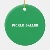 Gepersonaliseerde Pickleball Pickle Baller Keramisch Ornament (Achterkant)
