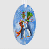 Gepersonaliseerde Pinguïn Paar Onder de Mistletoe Ornament (voorkant)