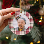 Gepersonaliseerde Plaid Photo Christmas Tree Ornament<br><div class="desc">Laat de persoonlijkheid van uw kind schitteren met onze Kinder Monogram kerstversieringen. Met traditionele buffels in rood, goud en crème, bevat elk ornament een aangepaste foto en de naam en het initiaal van uw kind - voor een speciale, gepersonaliseerde touch. Breng uw kerstdecor naar een hoger niveau met een uniek...</div>