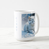 Gepersonaliseerde pluizige witte kitten in sneeuw koffiemok (Voorkant rechts)
