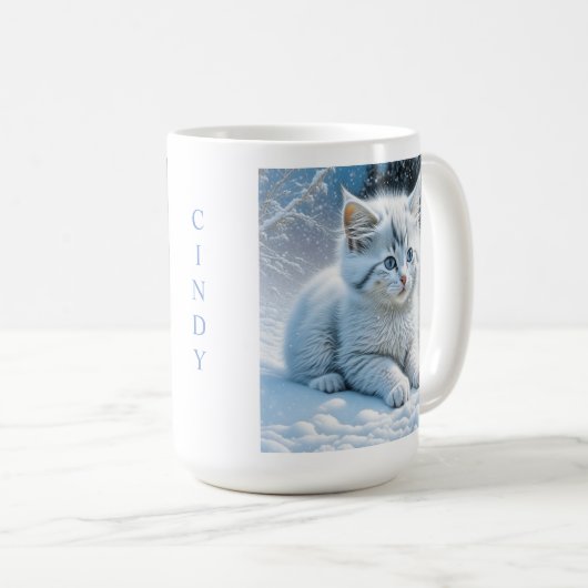Gepersonaliseerde pluizige witte kitten in sneeuw koffiemok (Voorkant rechts)