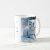 Gepersonaliseerde pluizige witte kitten in sneeuw koffiemok (Voorkant rechts)