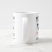 Gepersonaliseerde postarbeider in ruste grote koffiekop (Achterkant)